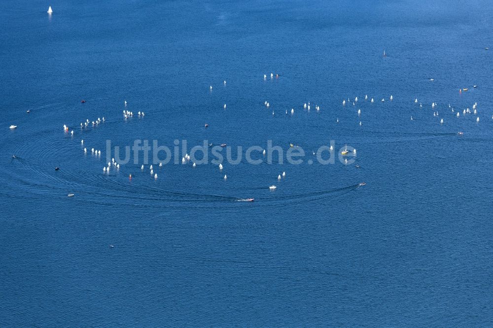 Luftaufnahme Chiemsee - Sportboot - Segelschiff in Fahrt bei einer Segelregatta auf dem Chiemsee in Chiemsee im Bundesland Bayern, Deutschland