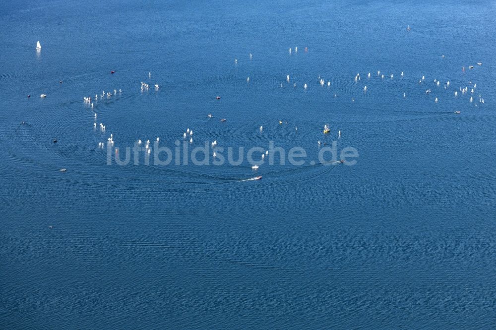 Chiemsee von oben - Sportboot - Segelschiff in Fahrt bei einer Segelregatta auf dem Chiemsee in Chiemsee im Bundesland Bayern, Deutschland