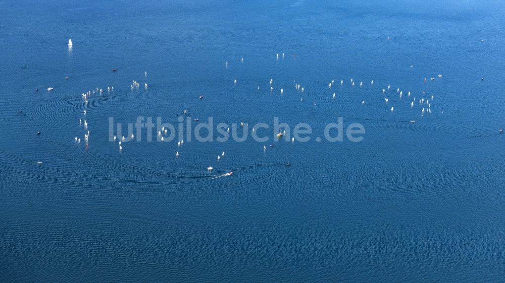 Luftbild Chiemsee - Sportboot - Segelschiff in Fahrt bei einer Segelregatta auf dem Chiemsee in Chiemsee im Bundesland Bayern, Deutschland