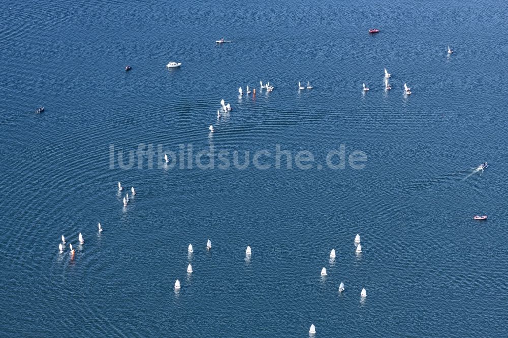 Luftaufnahme Chiemsee - Sportboot - Segelschiff in Fahrt bei einer Segelregatta auf dem Chiemsee in Chiemsee im Bundesland Bayern, Deutschland