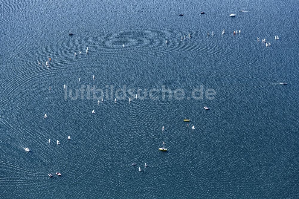 Chiemsee von oben - Sportboot - Segelschiff in Fahrt bei einer Segelregatta auf dem Chiemsee in Chiemsee im Bundesland Bayern, Deutschland
