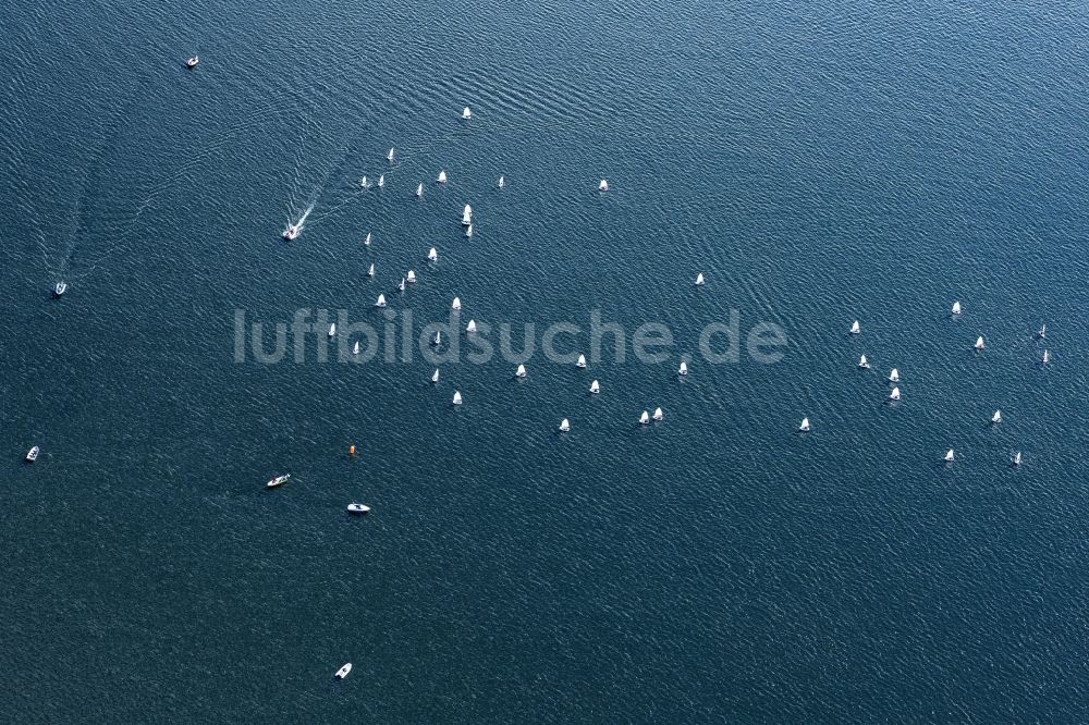 Seeon-Seebruck aus der Vogelperspektive: Sportboot - Segelschiff in Fahrt bei einer Segelregatta auf dem Chiemsee in Seeon-Seebruck im Bundesland Bayern, Deutschland