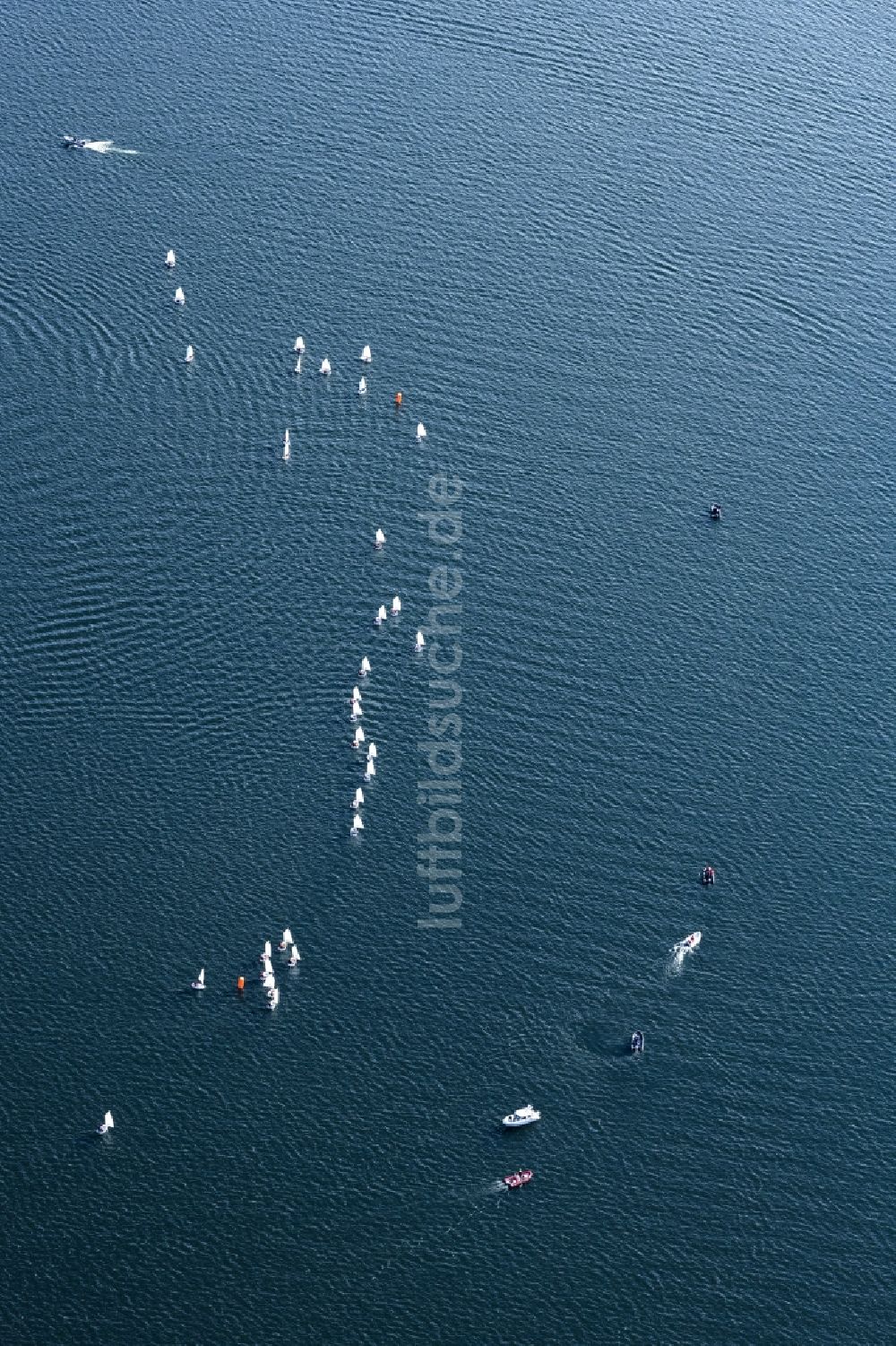 Luftbild Seeon-Seebruck - Sportboot - Segelschiff in Fahrt bei einer Segelregatta auf dem Chiemsee in Seeon-Seebruck im Bundesland Bayern, Deutschland