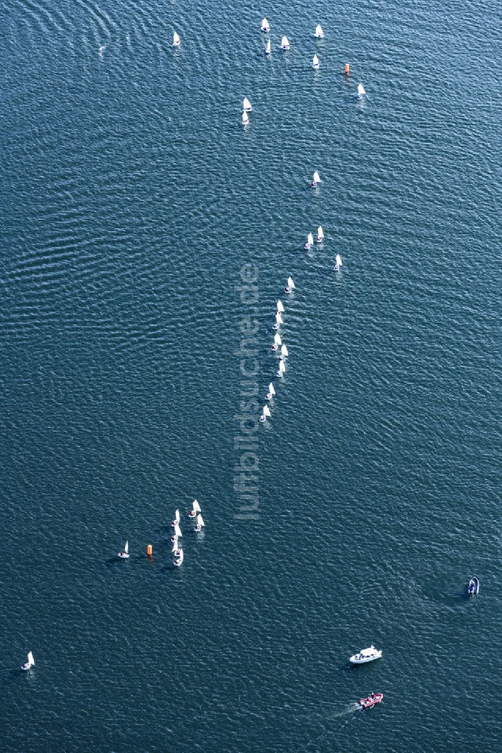 Luftaufnahme Seeon-Seebruck - Sportboot - Segelschiff in Fahrt bei einer Segelregatta auf dem Chiemsee in Seeon-Seebruck im Bundesland Bayern, Deutschland
