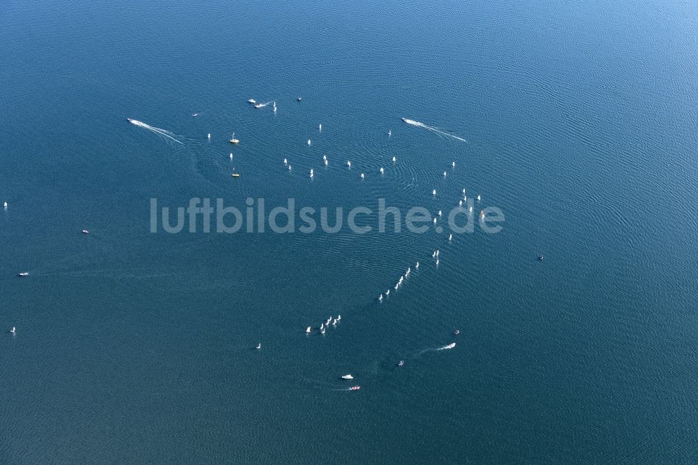 Seeon-Seebruck von oben - Sportboot - Segelschiff in Fahrt bei einer Segelregatta auf dem Chiemsee in Seeon-Seebruck im Bundesland Bayern, Deutschland