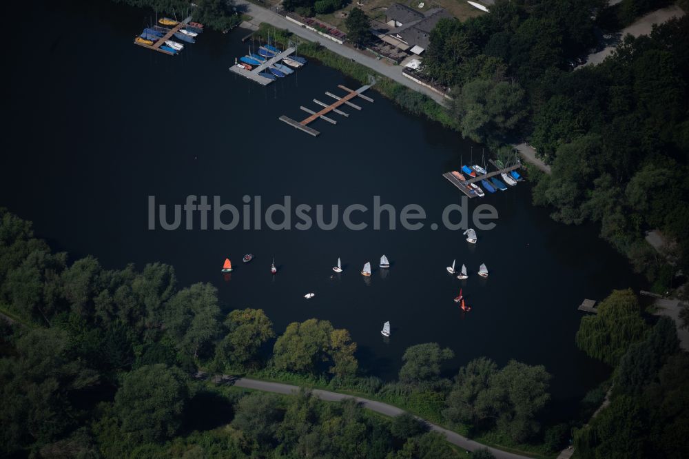 Luftaufnahme Braunschweig - Sportboot - Segelschiff in Fahrt auf dem Südsee in Braunschweig im Bundesland Niedersachsen, Deutschland