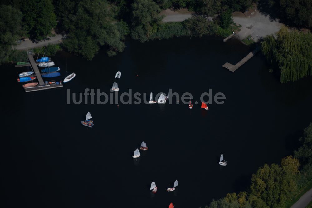 Luftbild Braunschweig - Sportboot - Segelschiff in Fahrt auf dem Südsee in Braunschweig im Bundesland Niedersachsen, Deutschland