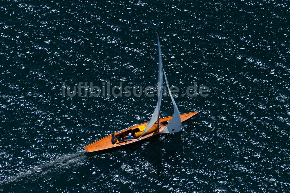 Luftbild Starnberger See - Sportboot - Segelschiff auf dem Fahrt auf dem Starnberger See im Bundesland Bayern, Deutschland