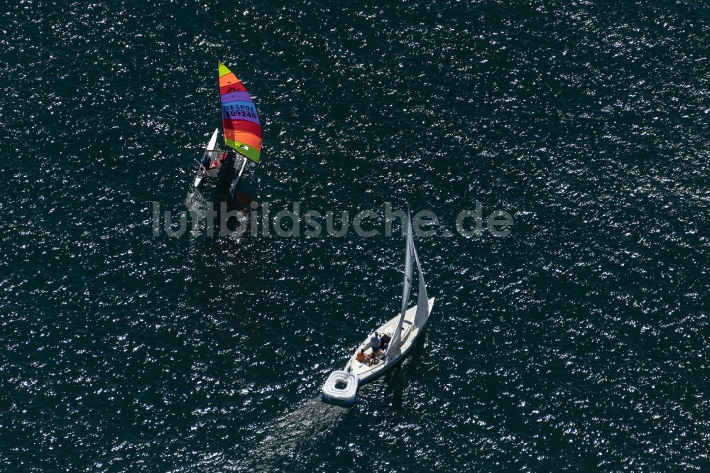Luftaufnahme Starnberger See - Sportboot - Segelschiff auf dem Fahrt auf dem Starnberger See im Bundesland Bayern, Deutschland
