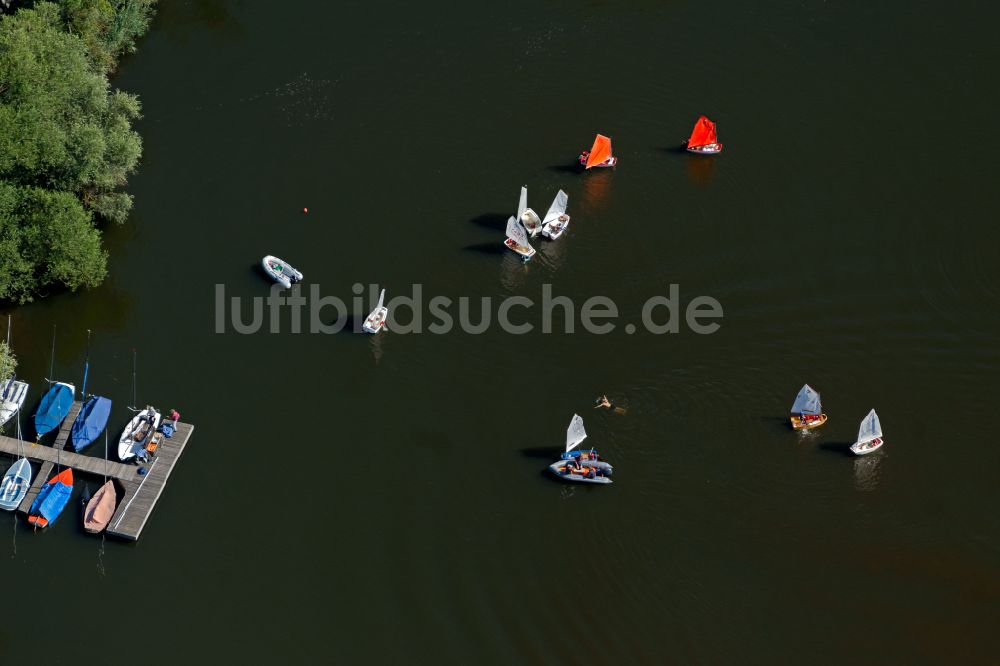 Braunschweig aus der Vogelperspektive: Sportboot - Segelschiff in Fahrt auf dem Südsee in Braunschweig im Bundesland Niedersachsen, Deutschland