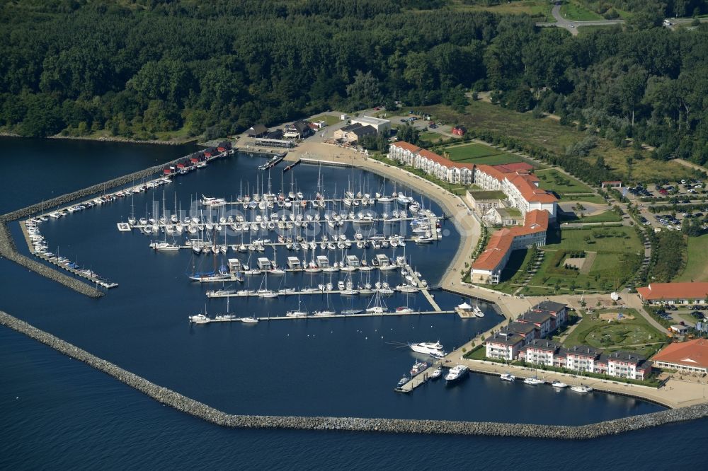 Luftaufnahme Ostseebad Boltenhagen - Sportboot - Segelschiff Hafen an der Baltischen Promenade in Ostseebad Boltenhagen im Bundesland Mecklenburg-Vorpommern