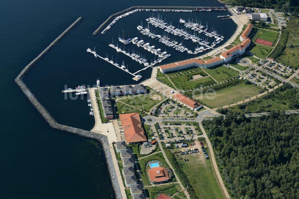 Ostseebad Boltenhagen von oben - Sportboot - Segelschiff Hafen an der Baltischen Promenade in Ostseebad Boltenhagen im Bundesland Mecklenburg-Vorpommern