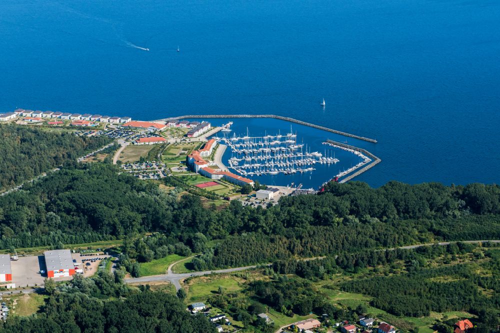 Luftaufnahme Ostseebad Boltenhagen - Sportboot - Segelschiff Hafen an der Baltischen Promenade in Ostseebad Boltenhagen im Bundesland Mecklenburg-Vorpommern