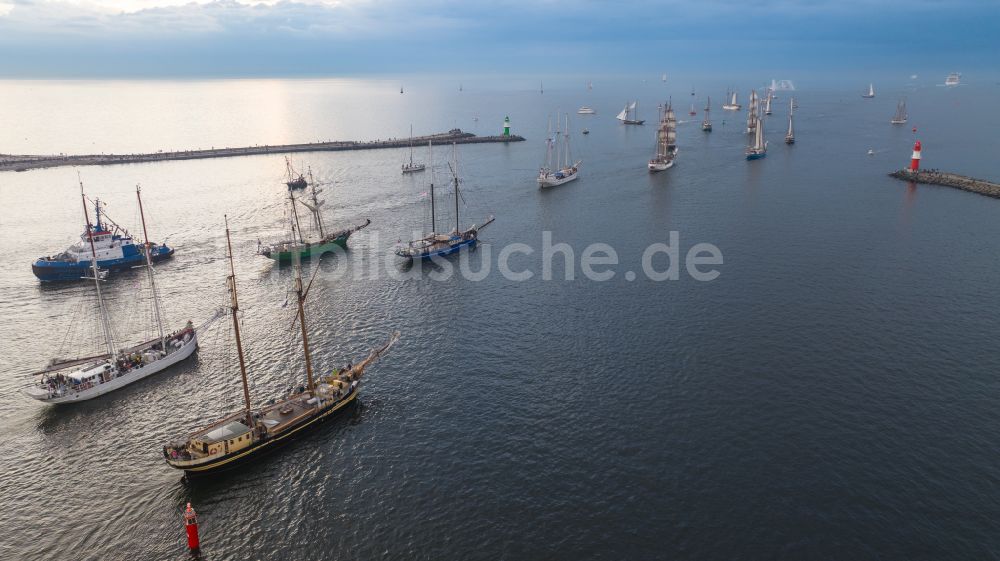 Rostock aus der Vogelperspektive: Sportboot - Segelschiffe in Fahrt zur Hansesail auf der Warnow in Rostock im Bundesland Mecklenburg-Vorpommern, Deutschland