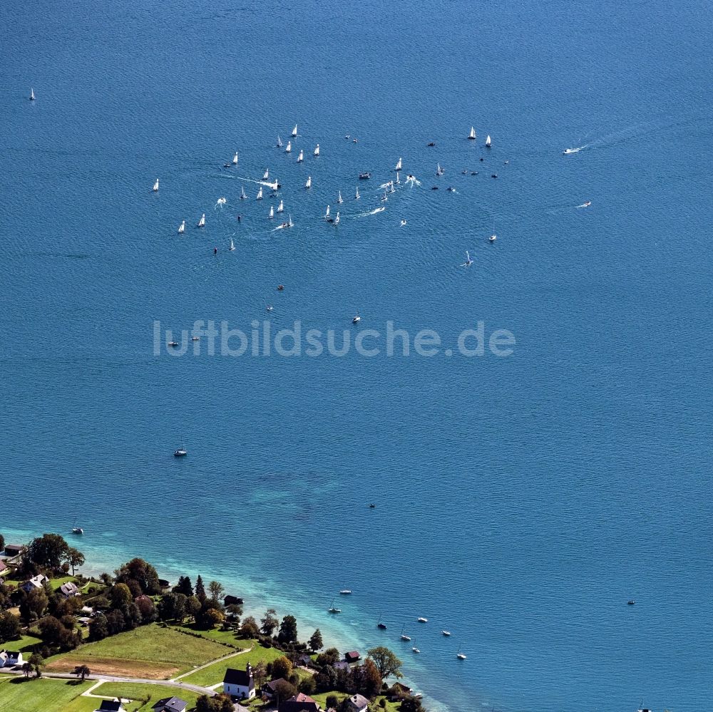 Luftaufnahme Buchberg - Sportboote - Segelschiff in Fahrt bei einer Segelregatter auf dem Attersee in Buchberg in Oberösterreich, Österreich