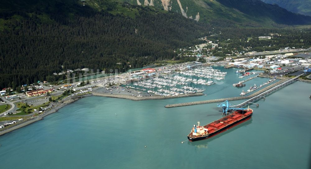 Luftaufnahme Seward - Sportboothafen und Entladungseinrichtungen für Tankschiffe im Hafen von Seward auf Alaska in den Vereinigten Staaten von Amerika USA