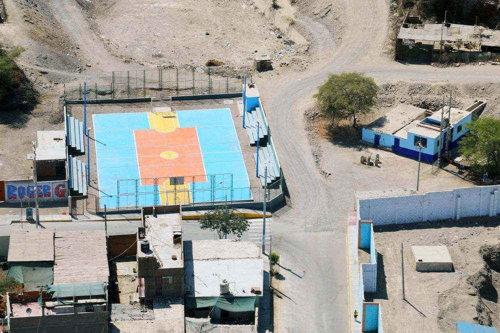 Nasca aus der Vogelperspektive: Sportplatz- Basketball- Platz in Nasca in Ica, Peru
