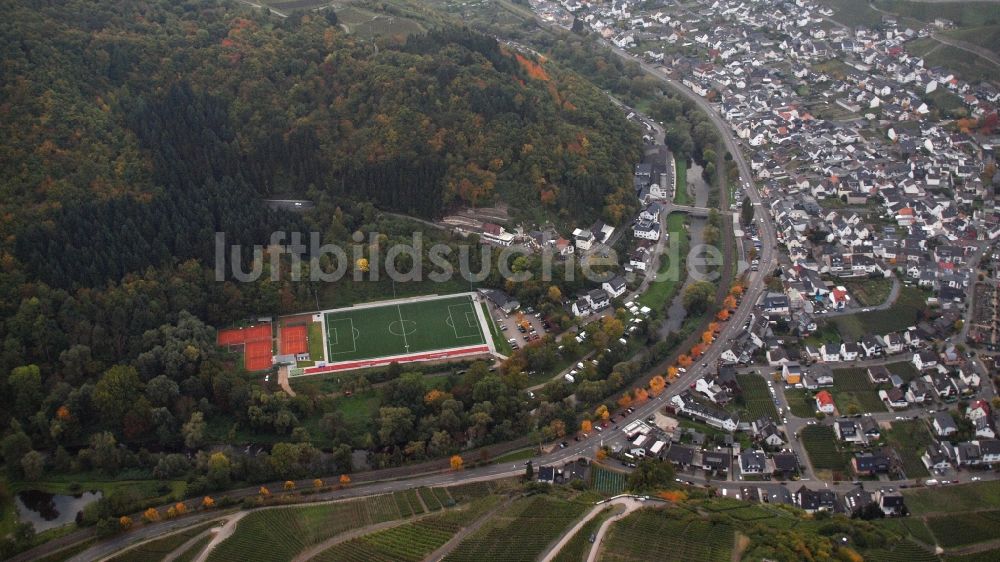 Dernau von oben - Sportplatz in Dernau im Bundesland Rheinland-Pfalz, Deutschland