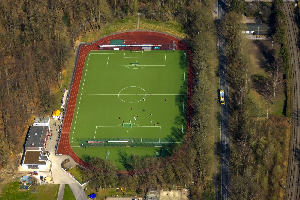Luftaufnahme Kettwig - Sportplatz- Ensemble des Fußball-Sport-Verein Kettwig e.V. in Kettwig im Bundesland Nordrhein-Westfalen, Deutschland