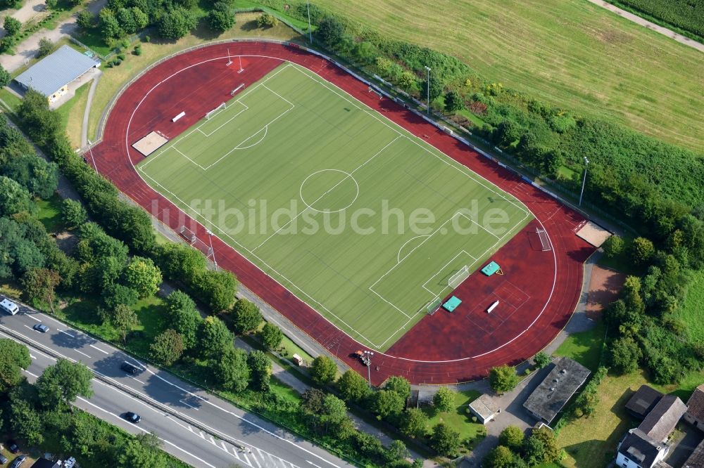 Bad Breisig von oben - Sportplatz- Fussballplatz an der Bundesstraße B9 im Ortsteil Ariendorf in Bad Breisig im Bundesland Rheinland-Pfalz, Deutschland