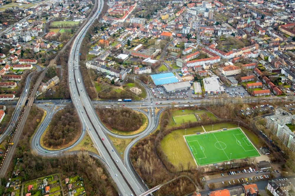Herne von oben - Sportplatz- Fussballplatz Emscherstraße im Ortsteil Gelsenkirchen-Mitte in Herne im Bundesland Nordrhein-Westfalen