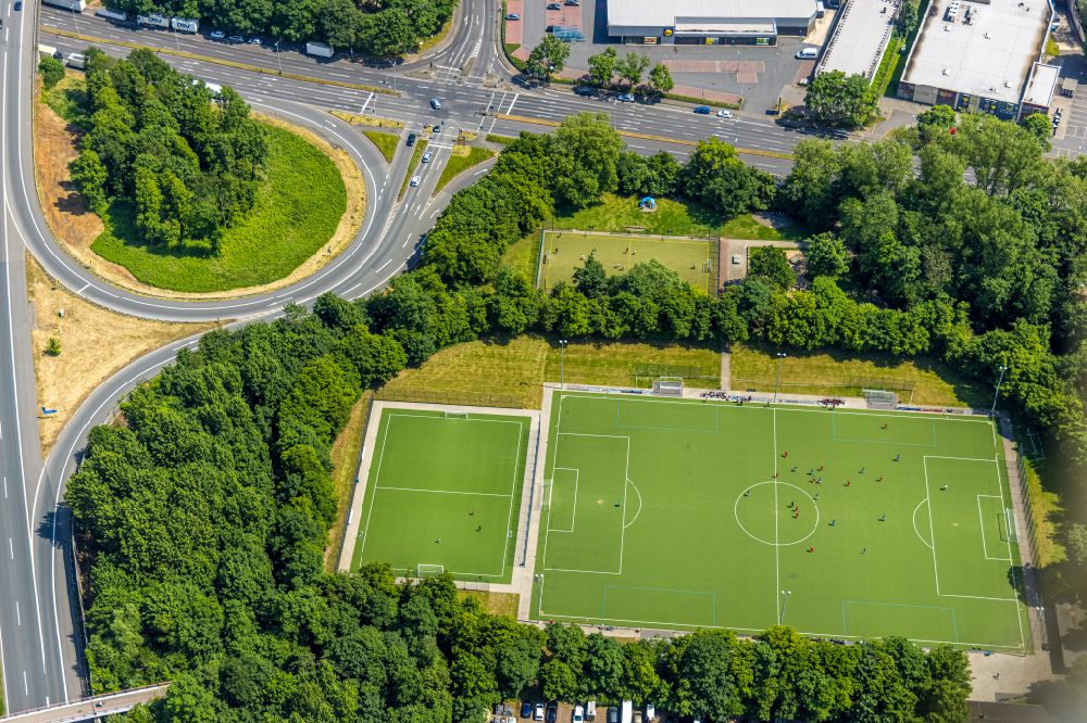 Luftaufnahme Herne - Sportplatz- Fussballplatz Emscherstraße im Ortsteil Gelsenkirchen-Mitte in Herne im Bundesland Nordrhein-Westfalen