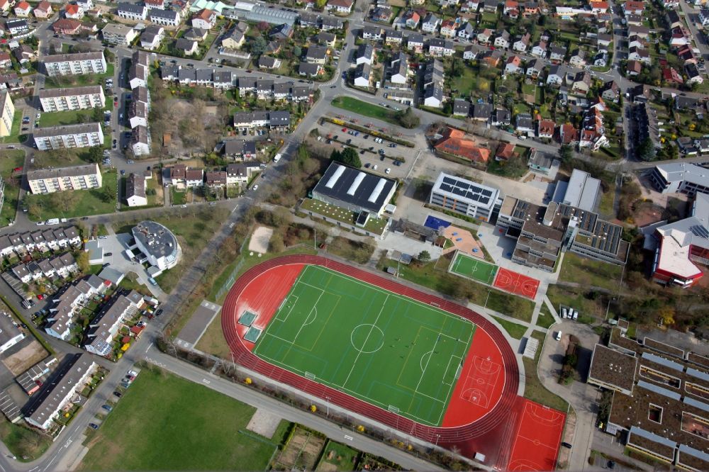 Nieder-Olm von oben - Sportplatz- Fussballplatz vor dem Gymnasium in Nieder-Olm im Bundesland Rheinland-Pfalz