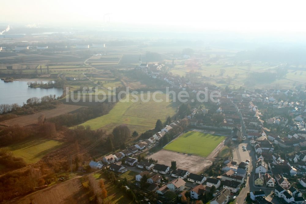 Jockgrim von oben - Sportplatz- Fussballplatz in Jockgrim im Bundesland Rheinland-Pfalz