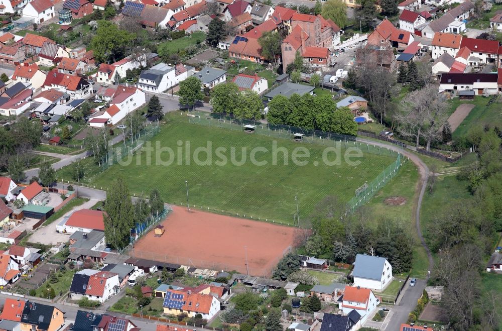 Erfurt aus der Vogelperspektive: Sportplatz- Fussballplatz im Ortsteil Mittelhausen in Erfurt im Bundesland Thüringen, Deutschland