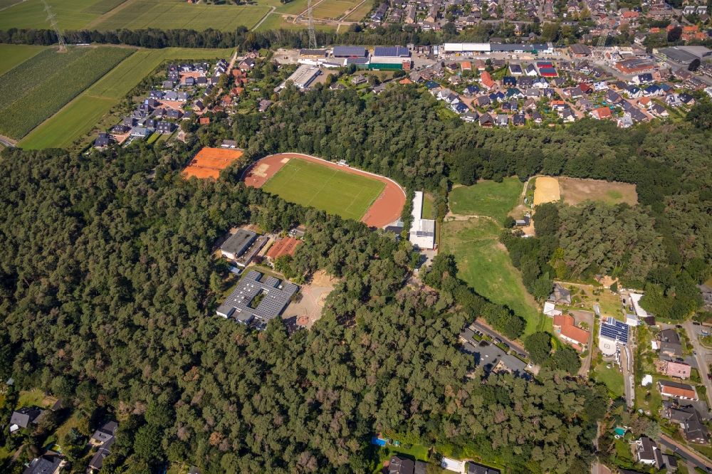 Hünxe von oben - Sportplatz- Fussballplatz der Otto-Pankok-Schule in Hünxe im Bundesland Nordrhein-Westfalen, Deutschland