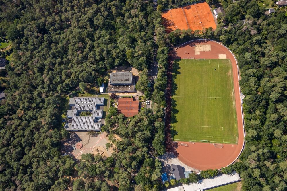 Hünxe aus der Vogelperspektive: Sportplatz- Fussballplatz der Otto-Pankok-Schule in Hünxe im Bundesland Nordrhein-Westfalen, Deutschland