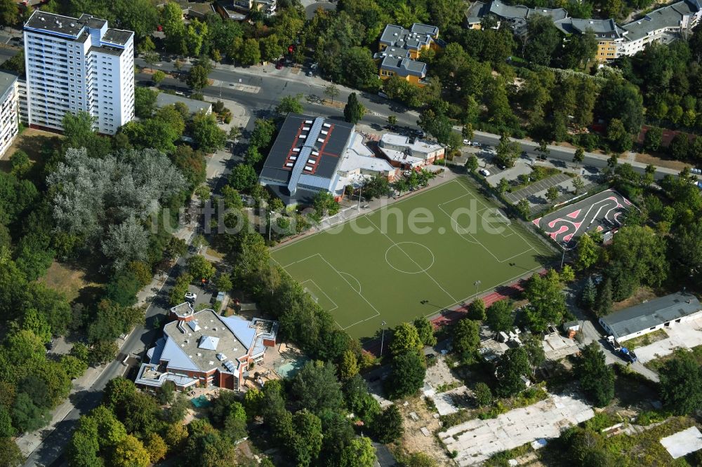 Luftaufnahme Berlin - Sportplatz- Fussballplatz Reamurstraße - Osdorfer Straße im Ortsteil Lichterfelde in Berlin, Deutschland