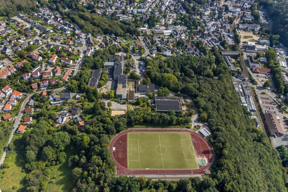 Luftaufnahme Ennepetal - Sportplatz- Fussballplatz am Reichenbach Gymnasium in Ennepetal im Bundesland Nordrhein-Westfalen