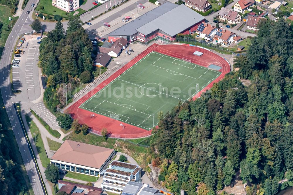 Schönau im Schwarzwald aus der Vogelperspektive: Sportplatz- Fussballplatz in Schönau im Schwarzwald im Bundesland Baden-Württemberg, Deutschland