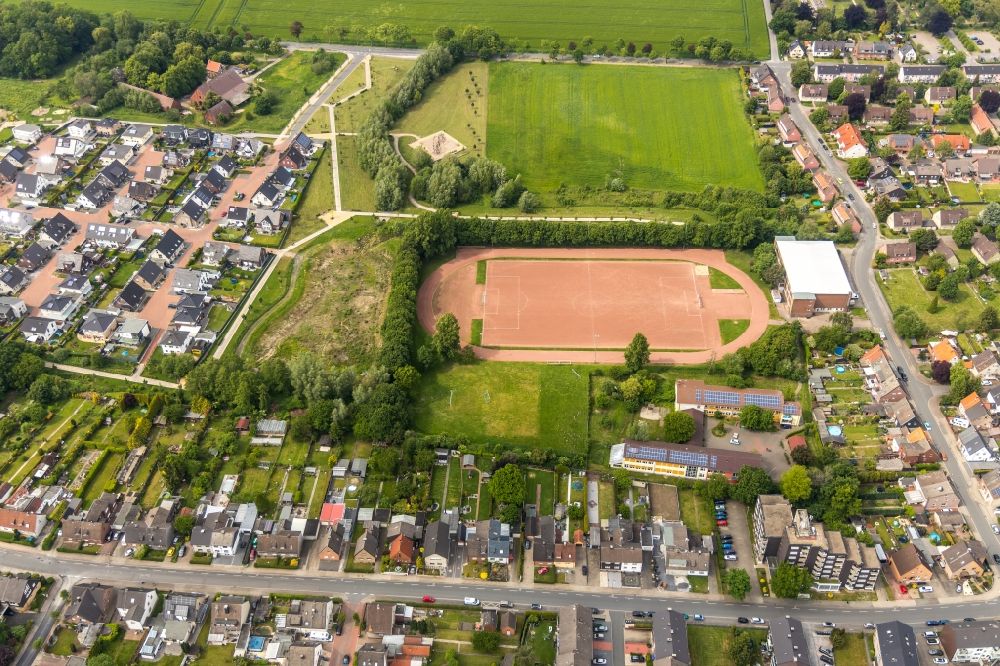 Hamm von oben - Sportplatz- Fussballplatz und das Schulgebäude der Albert-Schweitzer-Schule in Hamm im Bundesland Nordrhein-Westfalen, Deutschland