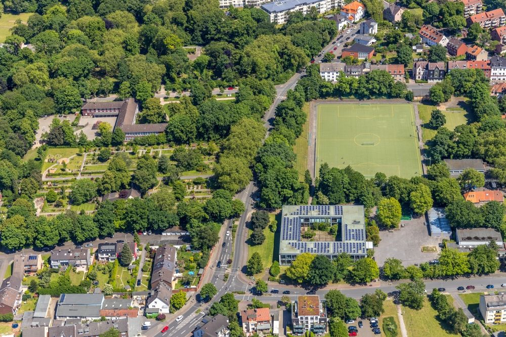 Herne von oben - Sportplatz- Fussballplatz und das Schulgelände der Hans-Tilkowski-Schule in Herne im Bundesland Nordrhein-Westfalen, Deutschland