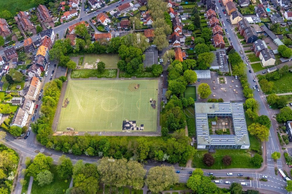 Herne von oben - Sportplatz- Fussballplatz und das Schulgelände der Hans-Tilkowski-Schule in Herne im Bundesland Nordrhein-Westfalen, Deutschland