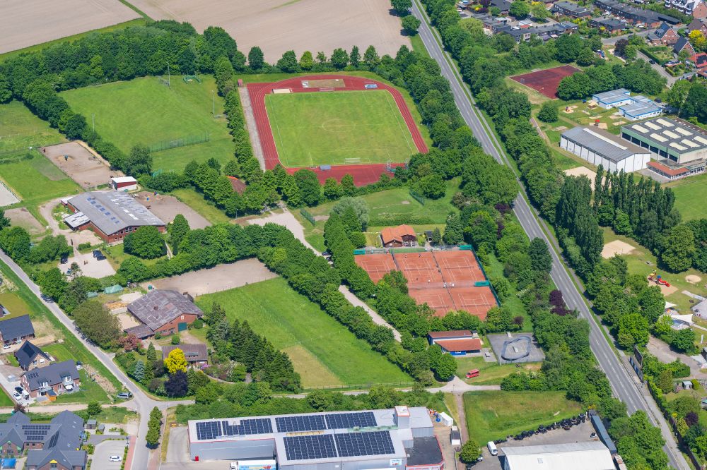 Horneburg aus der Vogelperspektive: Sportplatz- Fussballplatz Sportanlagen in Horneburg im Bundesland Niedersachsen, Deutschland