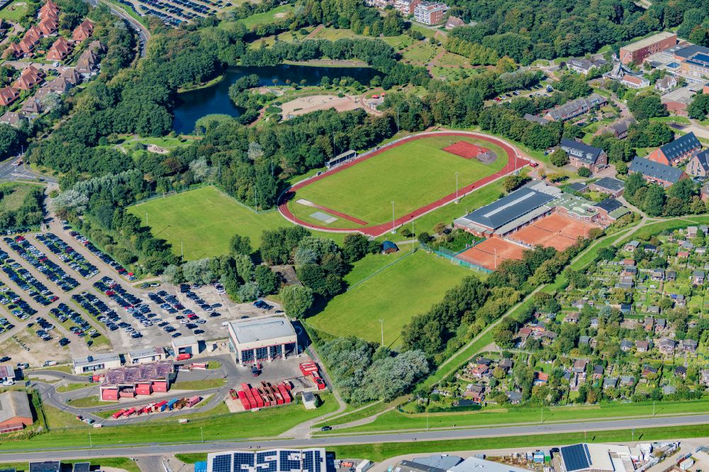 Luftaufnahme Norderney - Sportplatz- Fussballplatz Sportanlagen an der Mühle mit Tennisplätzen auf der Insel Norderney im Bundesland Niedersachsen, Deutschland