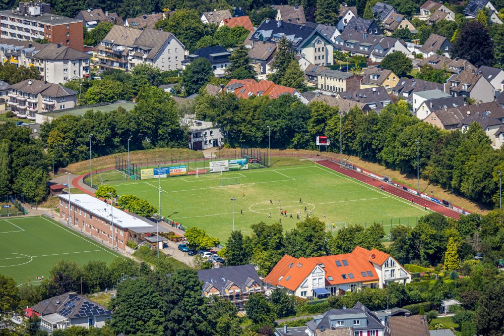 Velbert von oben - Sportplatz- Fussballplatz Sportclub Velbert eV an der Von-Böttinger-Straße in Velbert im Bundesland Nordrhein-Westfalen
