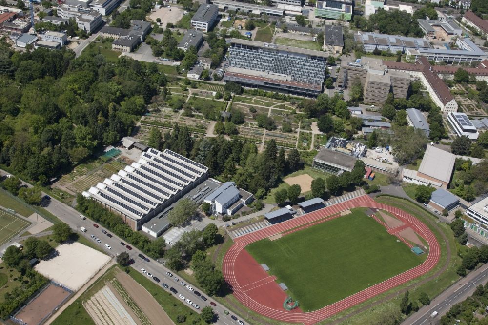 Luftaufnahme Mainz - Sportplatz- Fussballplatz mit Sporthalle des USC Mainz e.V. in Mainz im Bundesland Rheinland-Pfalz, Deutschland