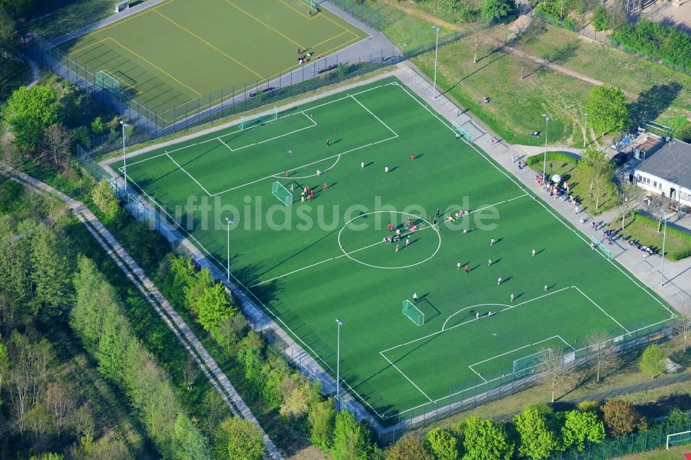 Luftaufnahme Berlin - Sportplatz- Fussballplatz am Teterower Ring im Ortsteil Kaulsdorf in Berlin, Deutschland