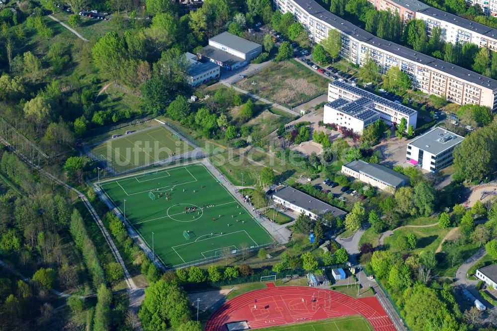 Berlin aus der Vogelperspektive: Sportplatz- Fussballplatz am Teterower Ring im Ortsteil Kaulsdorf in Berlin, Deutschland