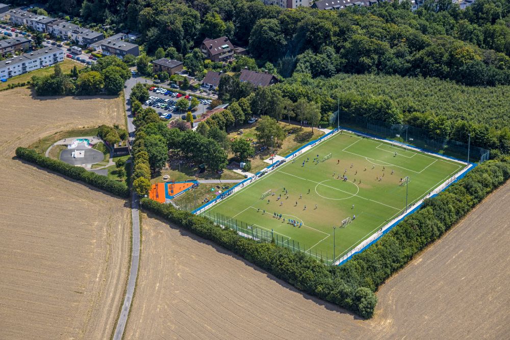 Luftaufnahme Velbert - Sportplatz- Fussballplatz in Velbert im Bundesland Nordrhein-Westfalen, Deutschland