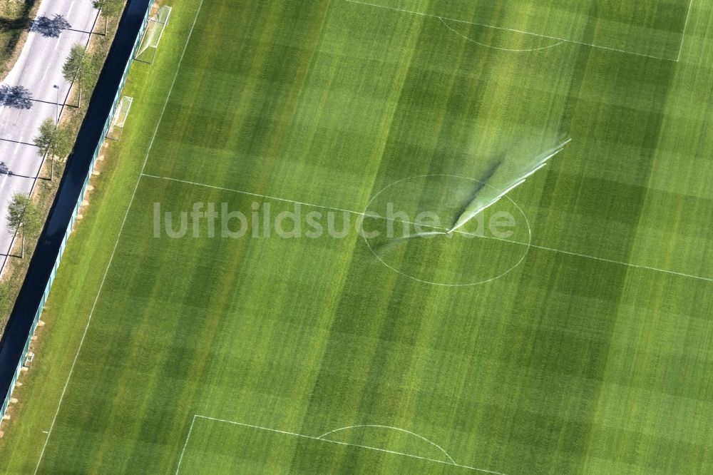 Luftaufnahme Augsburg - Sportplatz- Fussballplatz der WWK Arena wir gerade gewässert in Augsburg im Bundesland Bayern, Deutschland