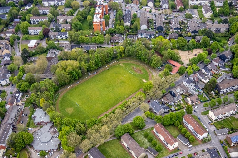 Gladbeck aus der Vogelperspektive: Sportplatz- Fussballplatz SV Zweckel Treff in Gladbeck im Bundesland Nordrhein-Westfalen, Deutschland