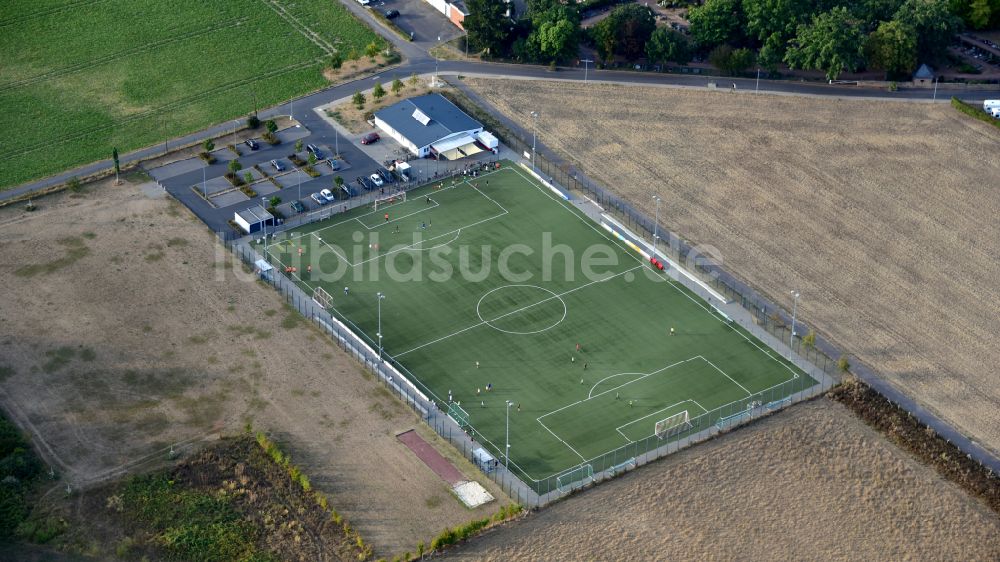 Luftbild Bornheim - Sportplatz und Vereinsheim des TuS Germania Hersel 1910 e.V. in Bornheim-Hersel im Bundesland Nordrhein-Westfalen, Deutschland