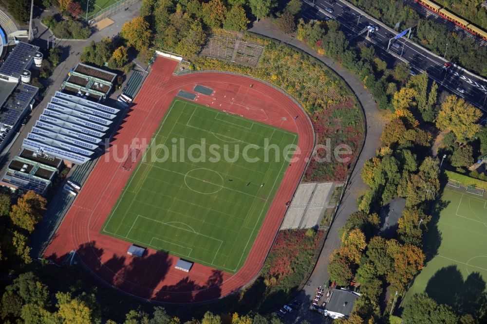 Luftaufnahme Berlin - Sportplatzanlage des Stadion Wilmersdorfs in der Fritz-Wildung-Straße in Berlin