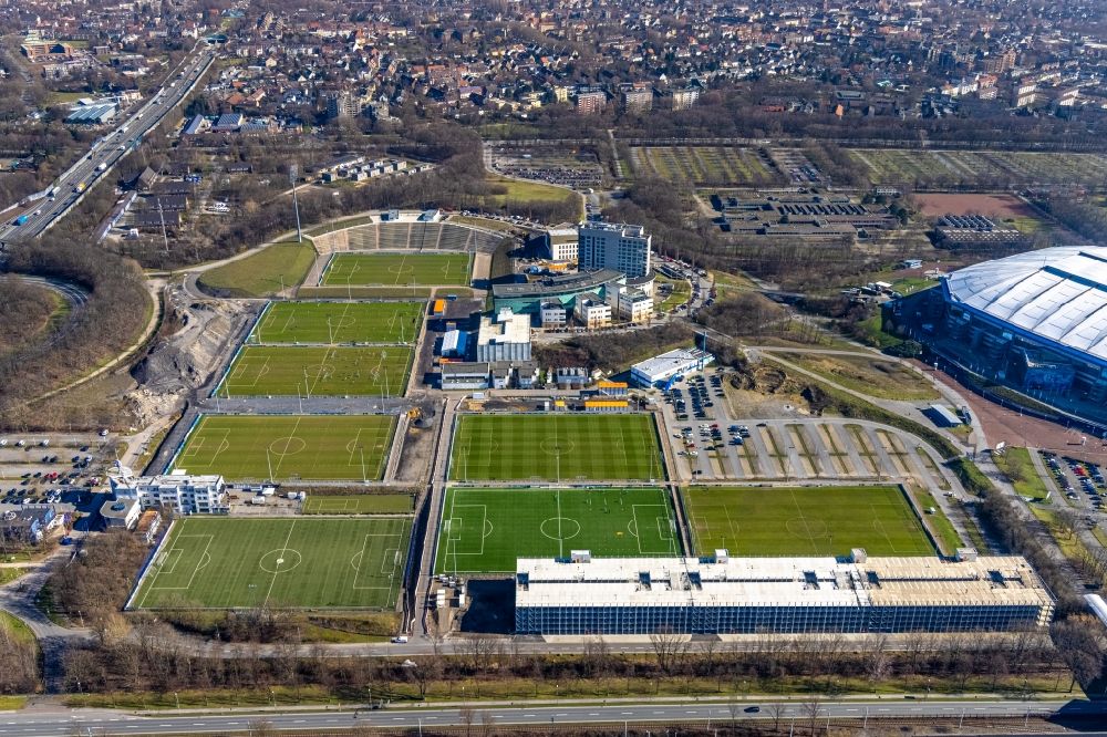 Gelsenkirchen von oben - Sportplatzanlagen des FC Gelsenkirchen-Schalke 04 e.V. im Ortsteil Erle in Gelsenkirchen im Bundesland Nordrhein-Westfalen, Deutschland