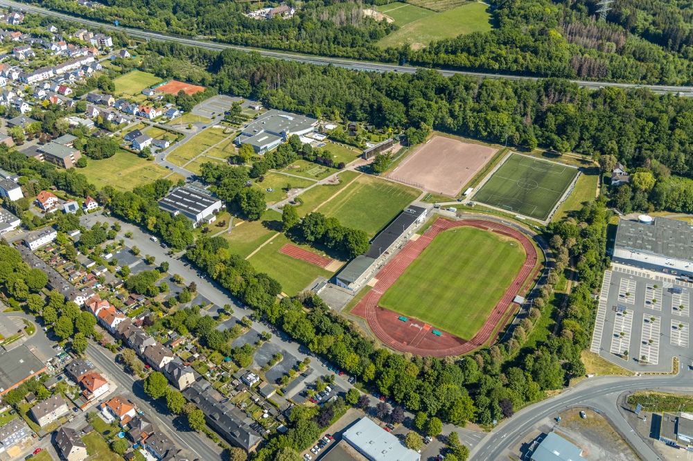 Hüsten aus der Vogelperspektive: Sportplatzanlagen Sportzentrum Große Wiese in Hüsten im Bundesland Nordrhein-Westfalen, Deutschland
